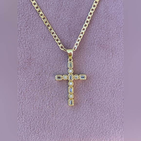 Ana Cruz - Picture 1 of 5